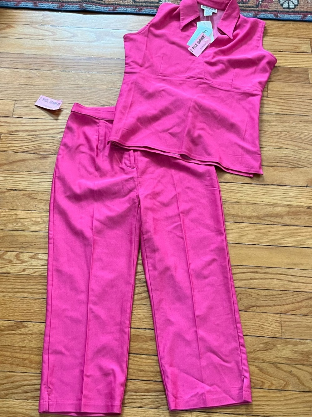 NWT 2 Piece Set by Indulgence. Capri/vest sz small